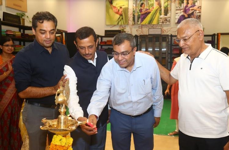 (Centre left to right) Mr. Sharad R, Regional Business Head, South, Taneira and Mr. Anirban Banerjee, Retail Head of Taneira lighting the lamp at the inauguration of Taneira’s store in Punjagutta