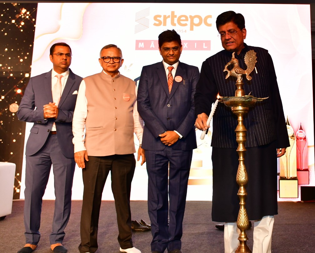 Seen Left to Right,  Shaleen Toshniwal –Vice President, Dhiraj R. Shah, Convener-Export Award Committee, Bhadresh Dodhia, Chairman - SRTEPC and Piyush Goyal, nion Minister of Textiles & Commerce
