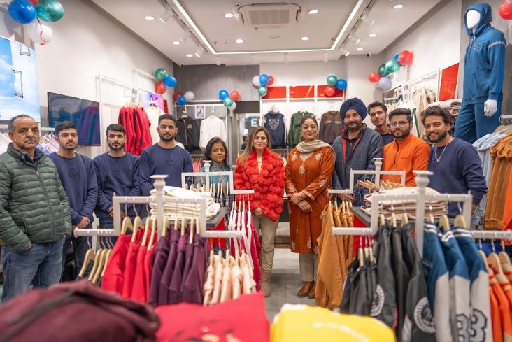 Rakhi Oswal Director-EDRIO, Dr Hina Bhat Vice Chairperson J&K Khadi & Village Industries Board, along with EDRIO staff members at the launch of EDRIO store in city mall Srinagar