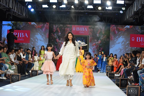  Shraddha Bindra walks the runway with her young stars, showcasing BIBA Girls Collection at India Kids Fashion Week