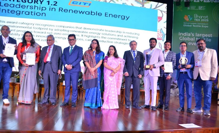 Pabitra Margherita, Union Minister of State for External Affairs & Textiles, Govt. of India and Rakesh Mehra, Chairman, CITI along with other key dignitaries presenting the award