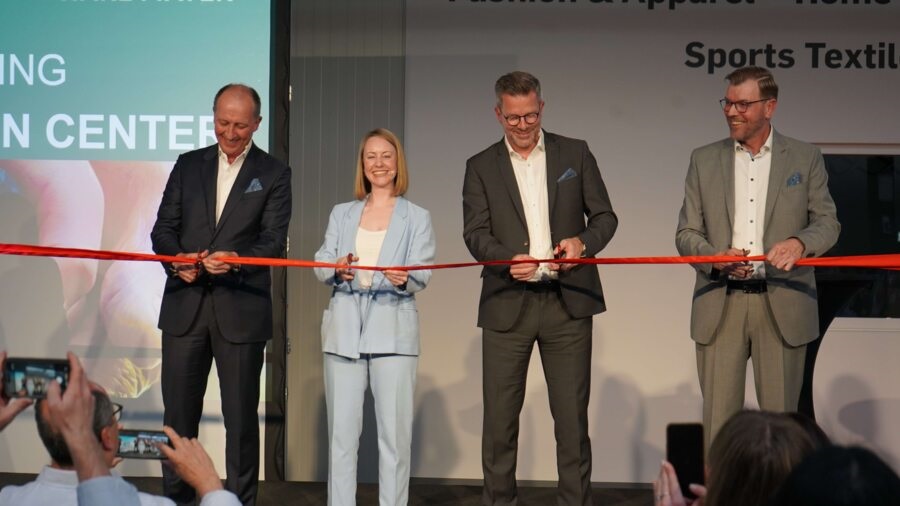 From left to right: Karl Josef Mayer (representative of the Karl Mayer family and Member of the Supervisory Board), Melanie Bergmann (Senior Manager Textile Innovation), Lutz Wolf (CEO), and Sascha Müller (Global Head of Textile Innovation) officially open the TEXTILE INNOVATION CENTER