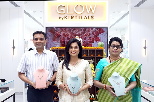 Suraj Shantakumar, Director – Business Strategy, Kirtilals; actress Ramya Pandian; and Hamsapriya, Channel Partner, Glow Adyar, at the inauguration ceremony