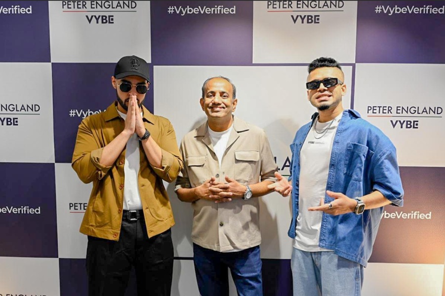 From L-R: India’s Leading artist Tricksingh with Anand Aiyer, Chief Business Officer, Peter England and THE IMBACHI